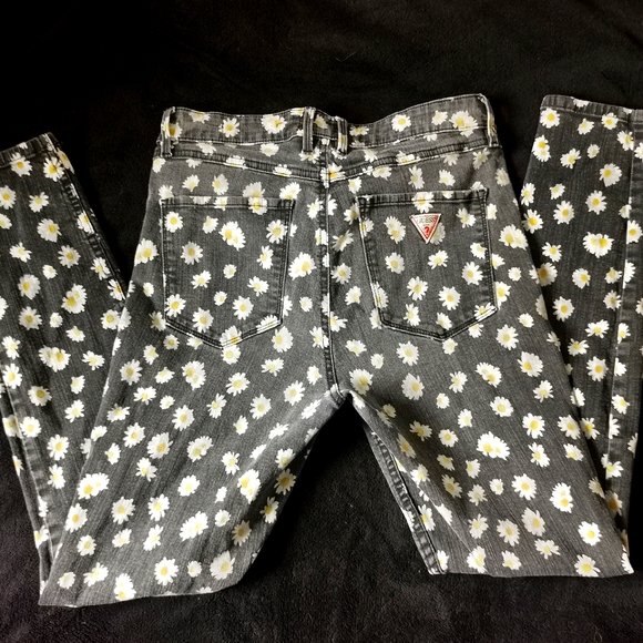 Beautiful 901 Original Guess ~ Daisy🌼Jeans. Size 31 - Picture 1 of 3